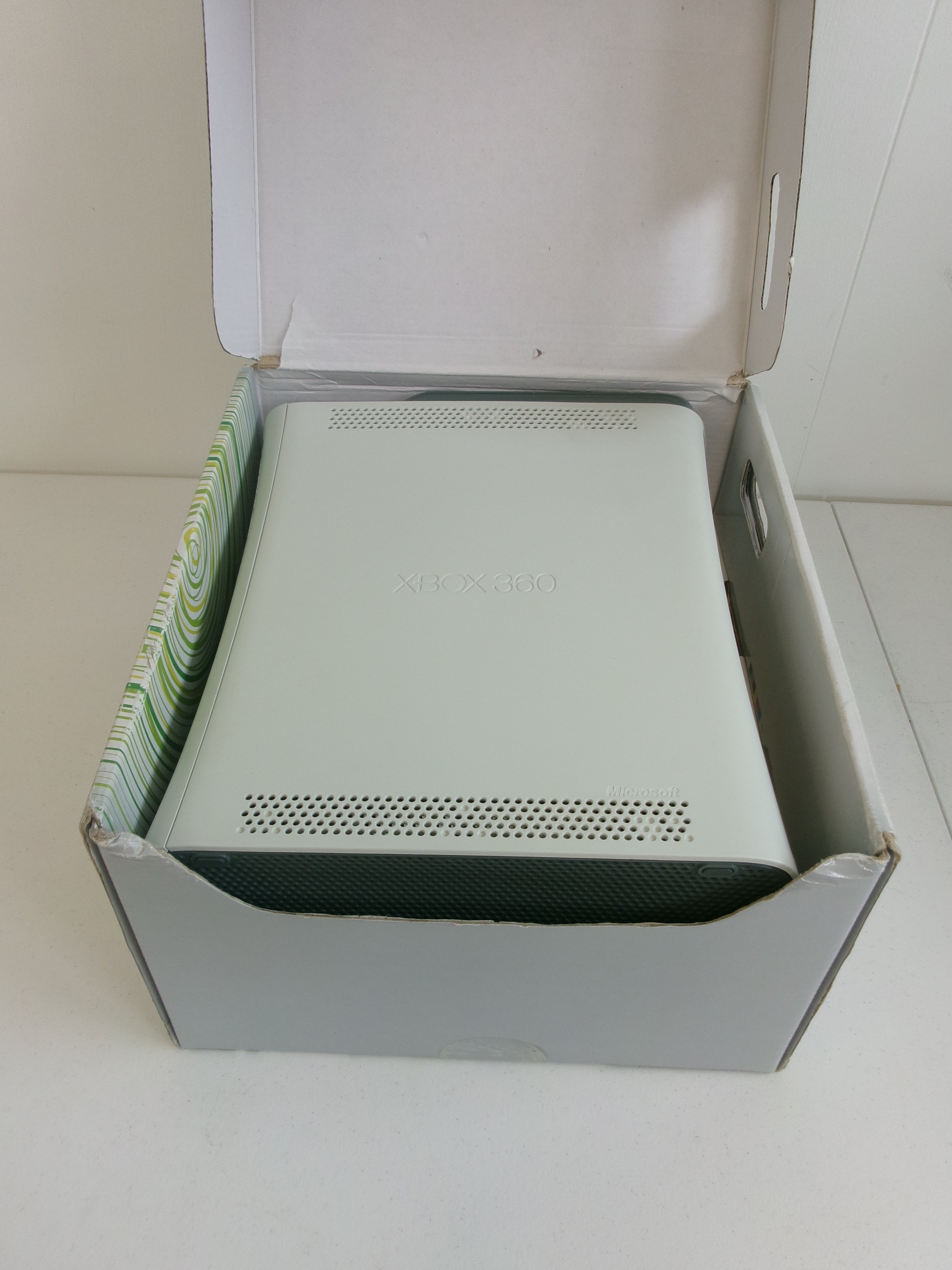 Xbox 360 Go Pro White w/AV Cable Controller Power Supply & Original Box- Not Functioning