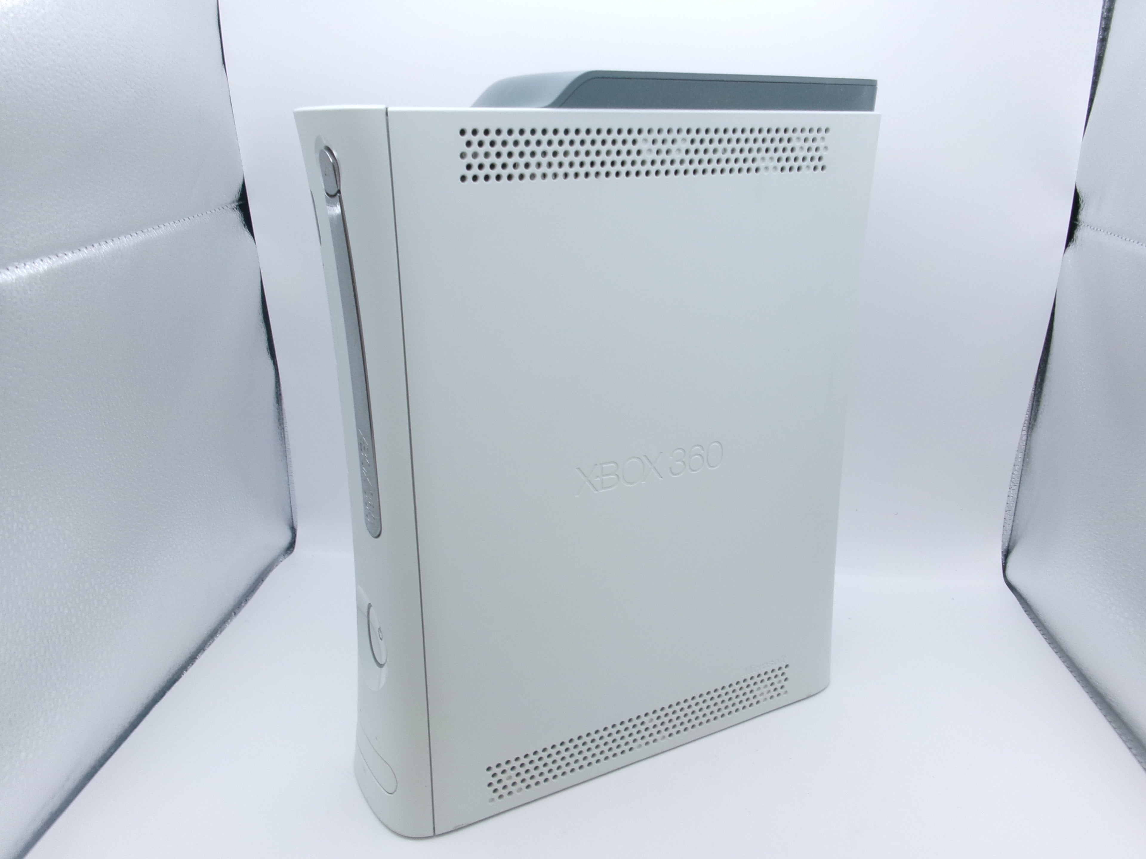 Xbox 360 Go Pro White w/AV Cable Controller Power Supply & Original Box- Not Functioning