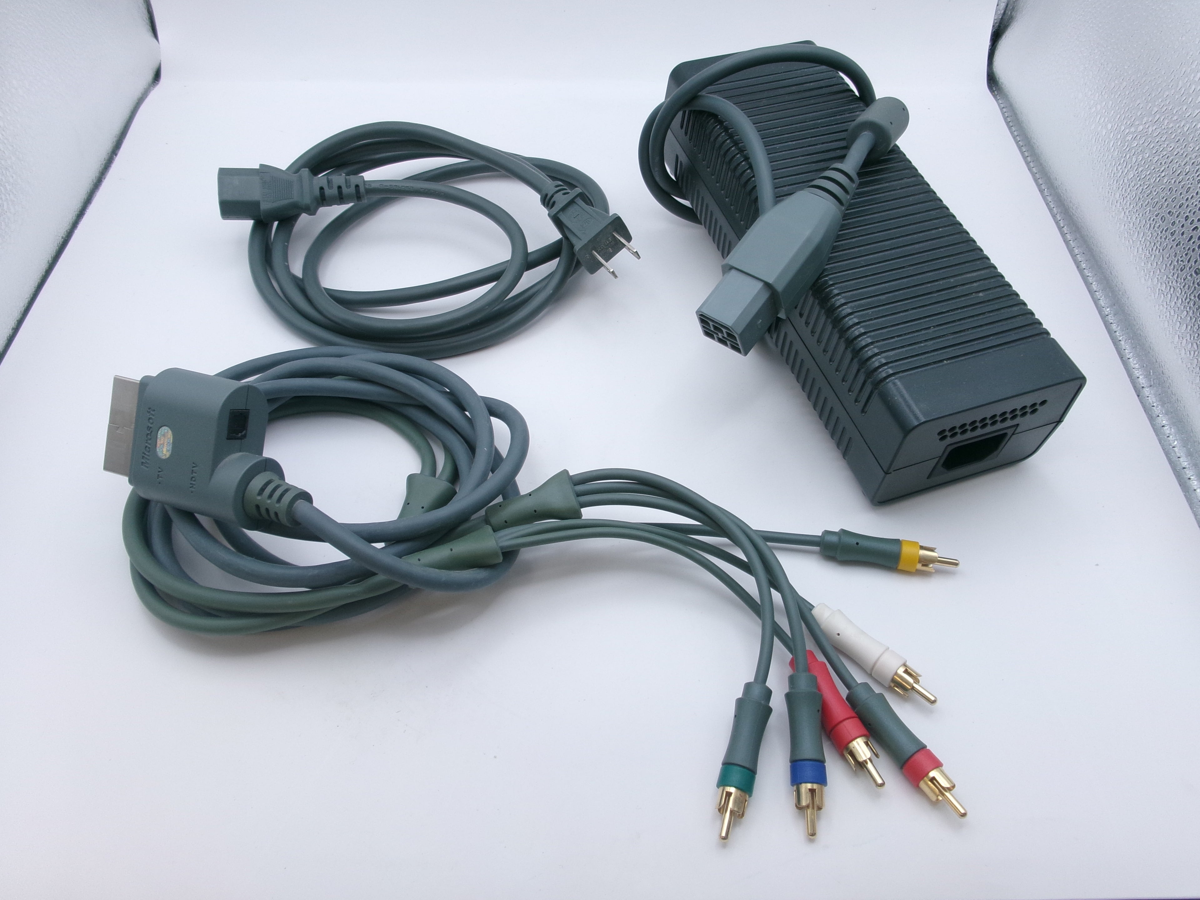 Xbox 360 Go Pro White w/AV Cable Controller Power Supply & Original Box- Not Functioning