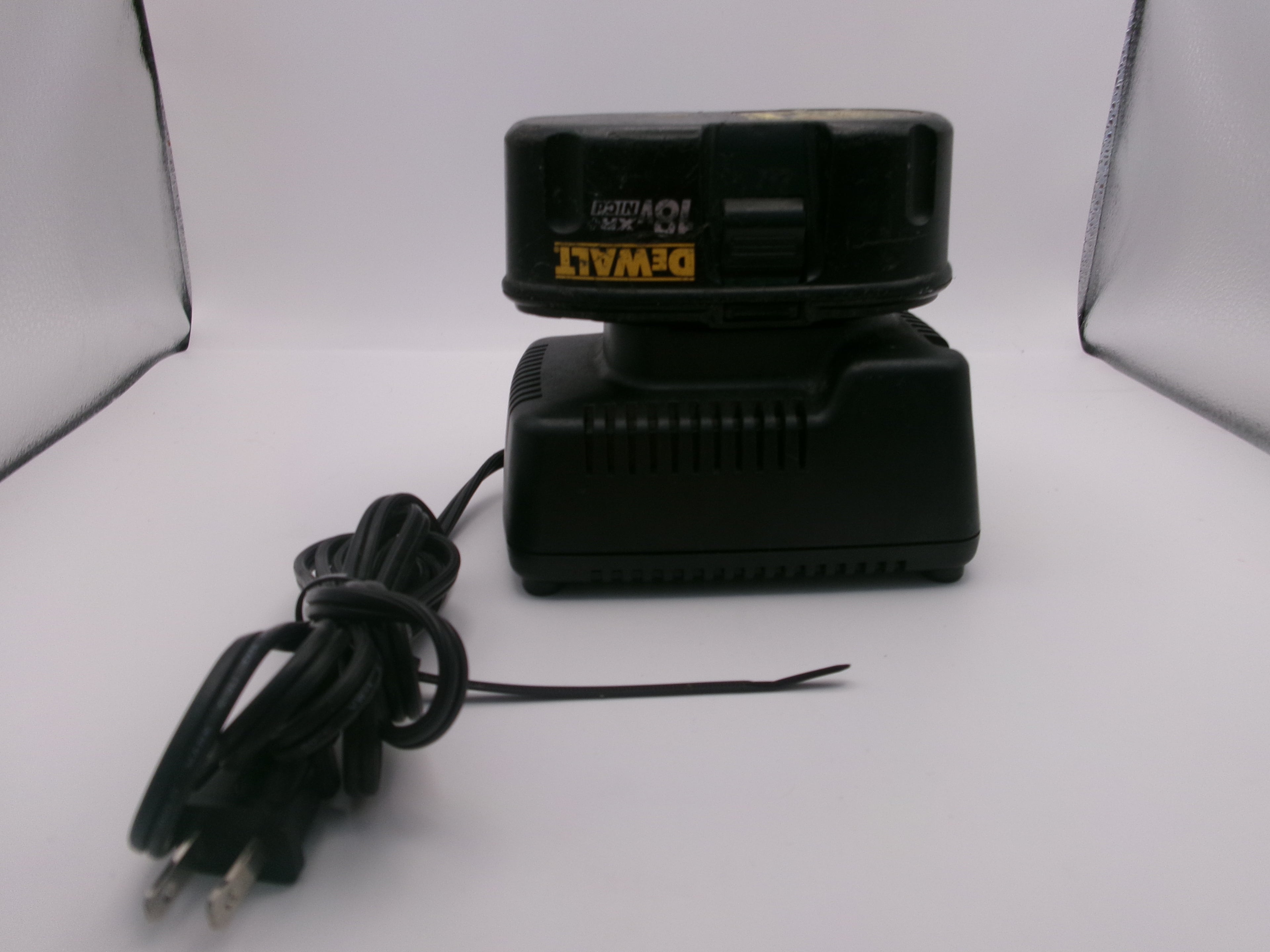 DeWalt 18v XR+ NiCd Battery DW9096 and  DeWALT DW9116 7.2V-18V 1 Hour