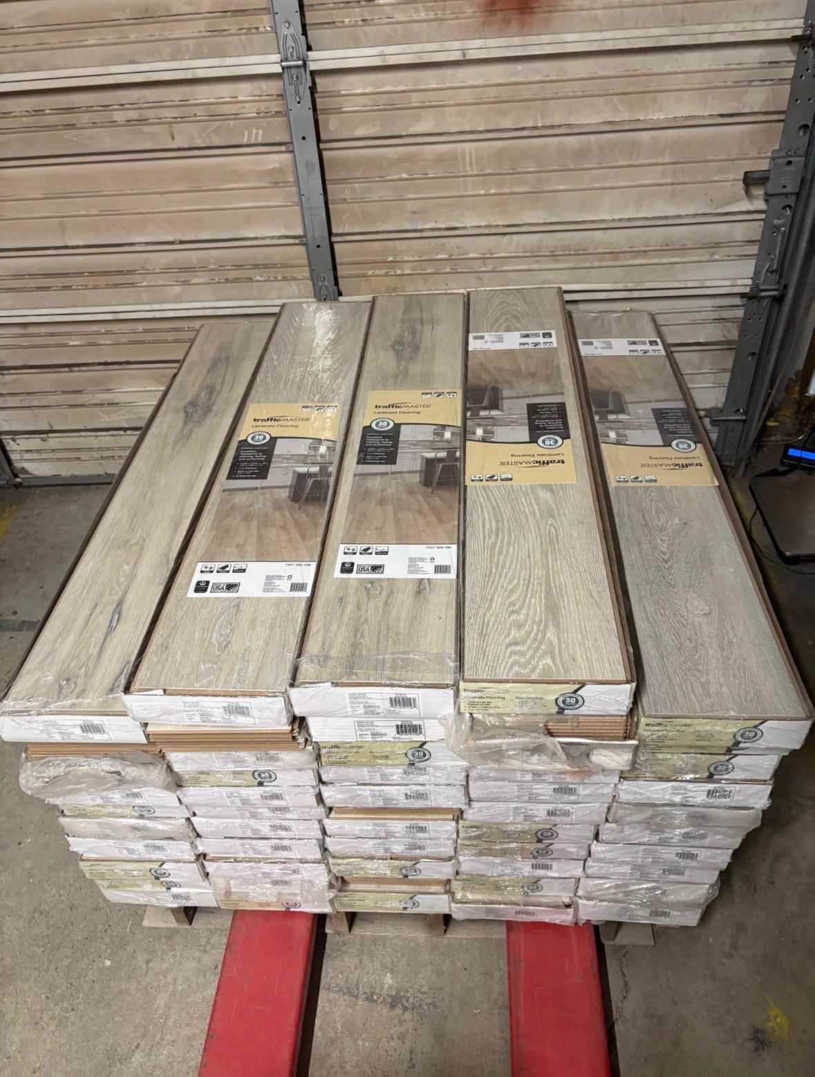 TrafficMaster Camden Lake Oak 7 mm T x 8 in. W Laminate Wood Flooring (23.9 sqft/case)