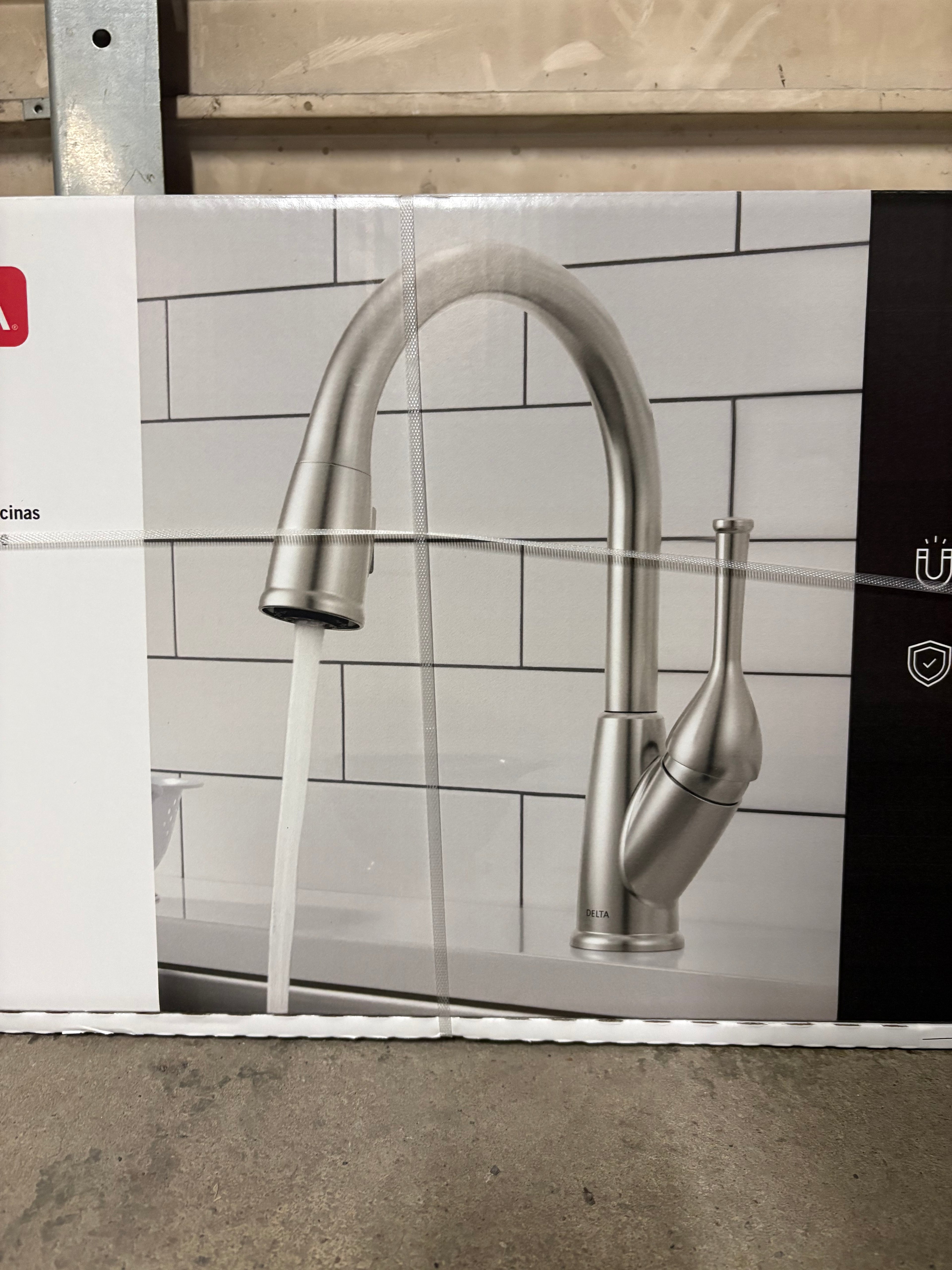 Delta Classic 1-Handle Pull-Down Kitchen Faucet Stainless Steel 19810-SS DST
